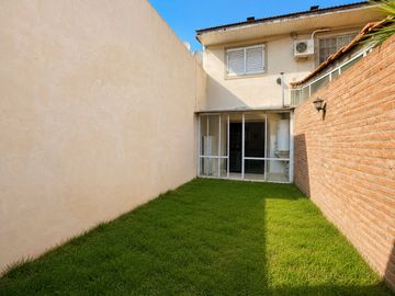 DUPLEX 3 AMB C/COCHERA, JARDÍN, LAVADERO Y ALTILLO