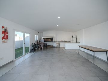 EN VENTA DEPARTAMENTO 5 AMB  CASEROS