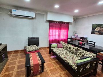 Venta Casa con cochera mas locales Zona Comercial