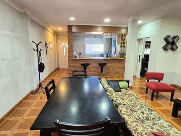 Venta Casa con cochera mas locales Zona Comercial