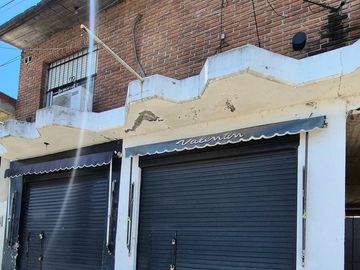 Venta Casa con cochera mas locales Zona Comercial