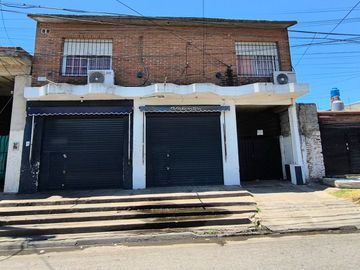 Venta Casa con cochera mas locales Zona Comercial