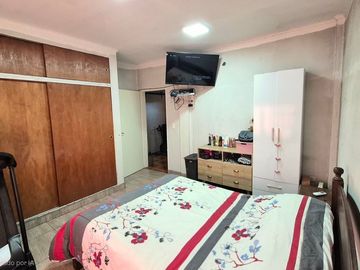 Venta Casa con cochera mas locales Zona Comercial