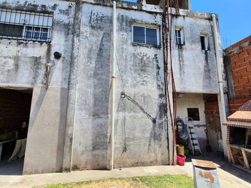 Venta Casa con cochera mas locales Zona Comercial