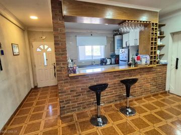 Venta Casa con cochera mas locales Zona Comercial