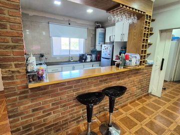 Venta Casa con cochera mas locales Zona Comercial