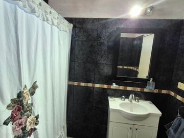 Venta Casa con cochera mas locales Zona Comercial
