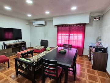 Venta Casa con cochera mas locales Zona Comercial