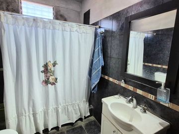 Venta Casa con cochera mas locales Zona Comercial