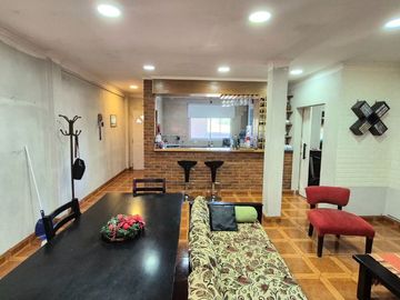 Venta Casa con cochera mas locales Zona Comercial
