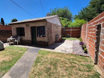 Venta Casa con cochera mas locales Zona Comercial
