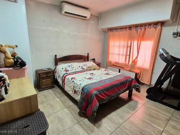 Venta Casa con cochera mas locales Zona Comercial