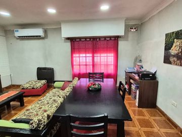 Venta Casa con cochera mas locales Zona Comercial