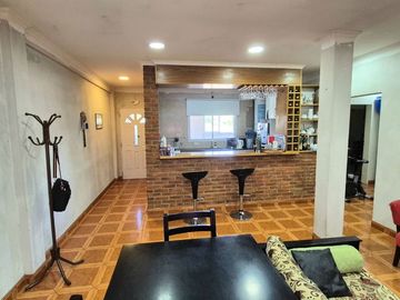 Venta Casa con cochera mas locales Zona Comercial