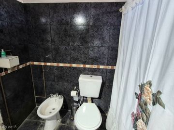 Venta Casa con cochera mas locales Zona Comercial
