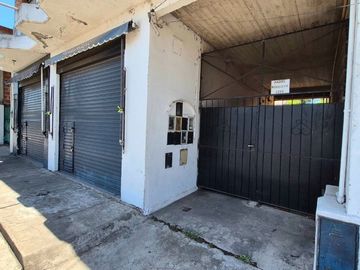 Venta Casa con cochera mas locales Zona Comercial