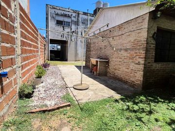 Venta Casa con cochera mas locales Zona Comercial
