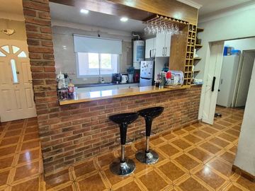 Venta Casa con cochera mas locales Zona Comercial