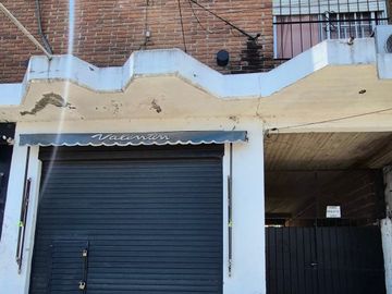 Venta Casa con cochera mas locales Zona Comercial