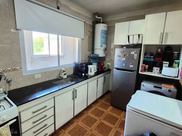 Venta Casa con cochera mas locales Zona Comercial