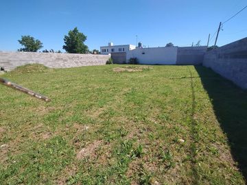 VENTA DE  LOTE CON MEDIANERA Y PORTONES DE HIERRO