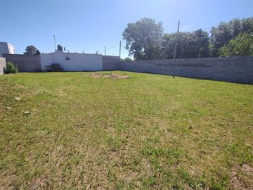 VENTA DE  LOTE CON MEDIANERA Y PORTONES DE HIERRO