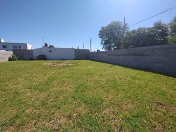 VENTA DE  LOTE CON MEDIANERA Y PORTONES DE HIERRO