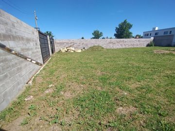 VENTA DE  LOTE CON MEDIANERA Y PORTONES DE HIERRO