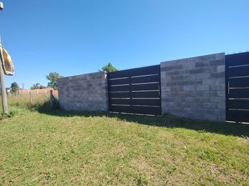 VENTA DE  LOTE CON MEDIANERA Y PORTONES DE HIERRO