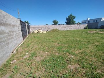 VENTA DE  LOTE CON MEDIANERA Y PORTONES DE HIERRO