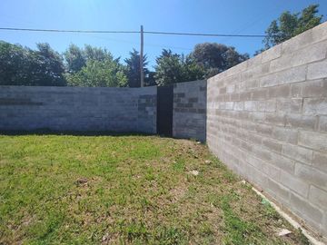 VENTA DE  LOTE CON MEDIANERA Y PORTONES DE HIERRO
