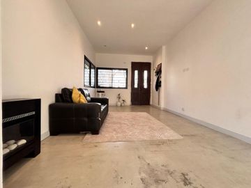 CASA EN VENTA LAS LOMITAS-EXCELENTE ESTADO