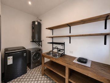 CASA EN VENTA LAS LOMITAS-EXCELENTE ESTADO