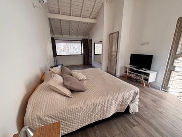 CASA EN VENTA LAS LOMITAS-EXCELENTE ESTADO