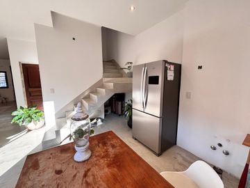 CASA EN VENTA LAS LOMITAS-EXCELENTE ESTADO