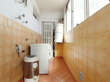 DEPARTAMENTO VENTA 4 AMBIENTES  2 BALCONES FLORES