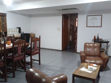 Venta casa con Gran Salón a metros de Costanera