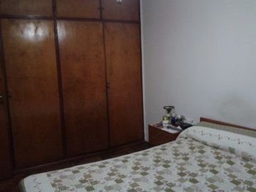 Venta casa con Gran Salón a metros de Costanera