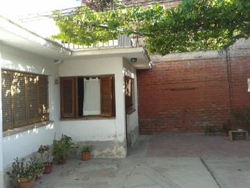Venta casa con Gran Salón a metros de Costanera
