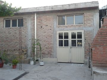 Venta casa con Gran Salón a metros de Costanera