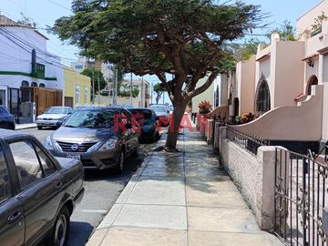 Lindo departamento en una zona tranquila, siendo un balneario muy acogedor, cerca a tiendas comerciales y bancos, al Yatch Club, cerca a la Plaza Matr
