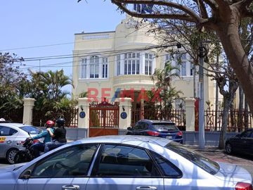 Lindo departamento en una zona tranquila, siendo un balneario muy acogedor, cerca a tiendas comerciales y bancos, al Yatch Club, cerca a la Plaza Matr