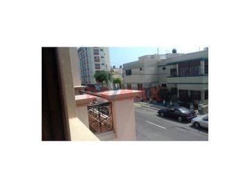 Lindo departamento en una zona tranquila, siendo un balneario muy acogedor, cerca a tiendas comerciales y bancos, al Yatch Club, cerca a la Plaza Matr