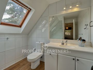 Linda casa Georgian en condominio, completamente remodelada