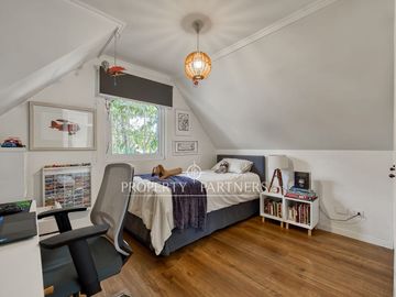 Linda casa Georgian en condominio, completamente remodelada