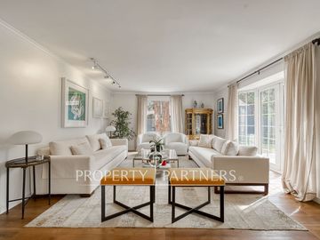 Linda casa Georgian en condominio, completamente remodelada