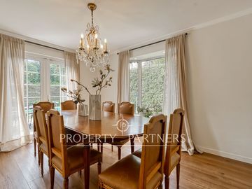 Linda casa Georgian en condominio, completamente remodelada