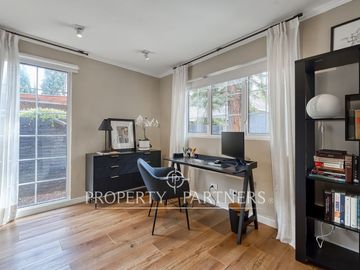 Linda casa Georgian en condominio, completamente remodelada