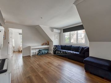 Linda casa Georgian en condominio, completamente remodelada