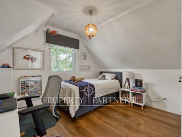 Linda casa Georgian en condominio, completamente remodelada